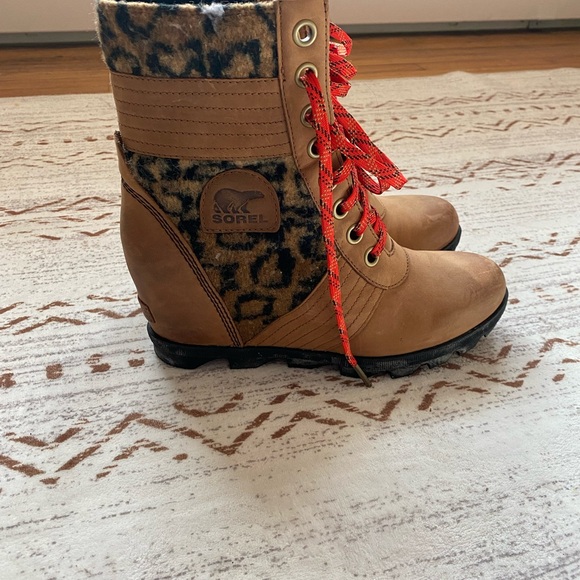 Sorel Brown Boots with Red Laces - Picture 2 of 3